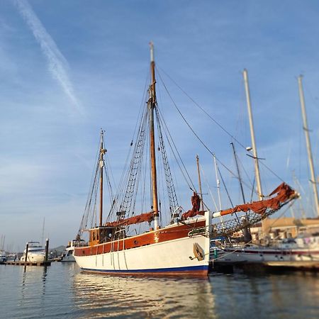 Historic Wooden Ship 'Ursula' Hotell East Cowes Exteriör bild