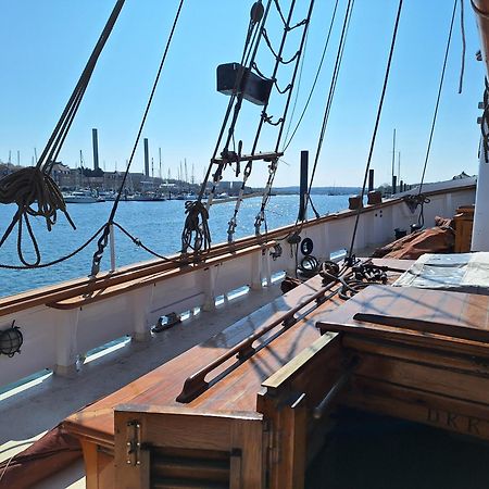 Historic Wooden Ship 'Ursula' Hotell East Cowes Exteriör bild