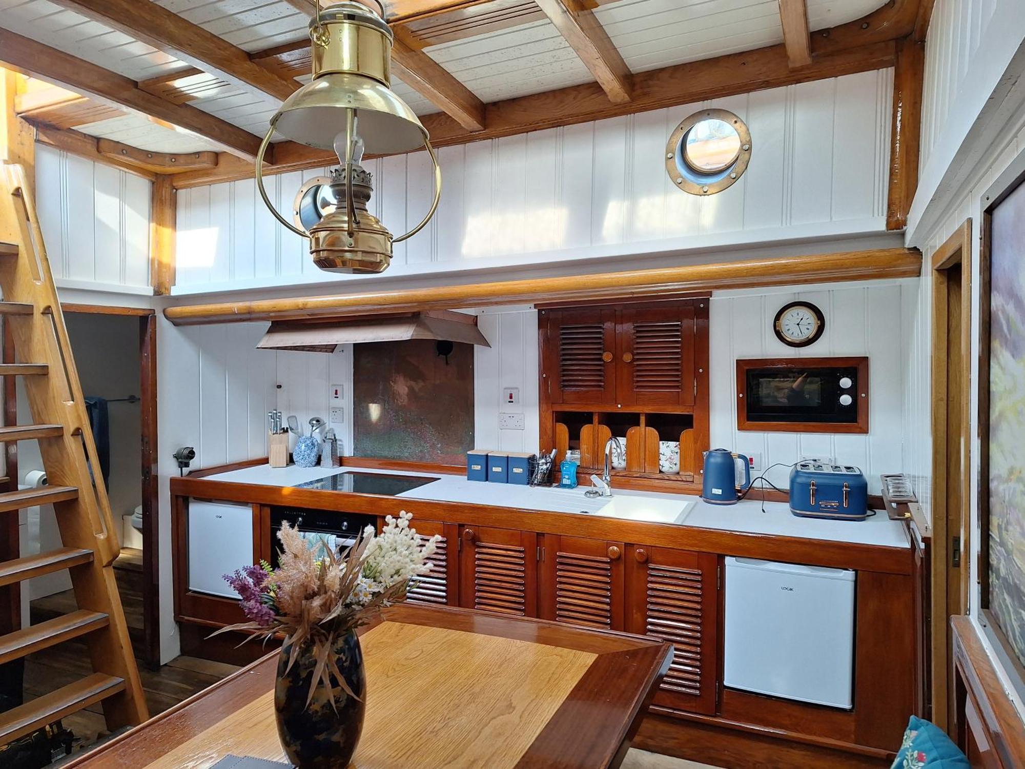 Historic Wooden Ship 'Ursula' Hotell East Cowes Exteriör bild