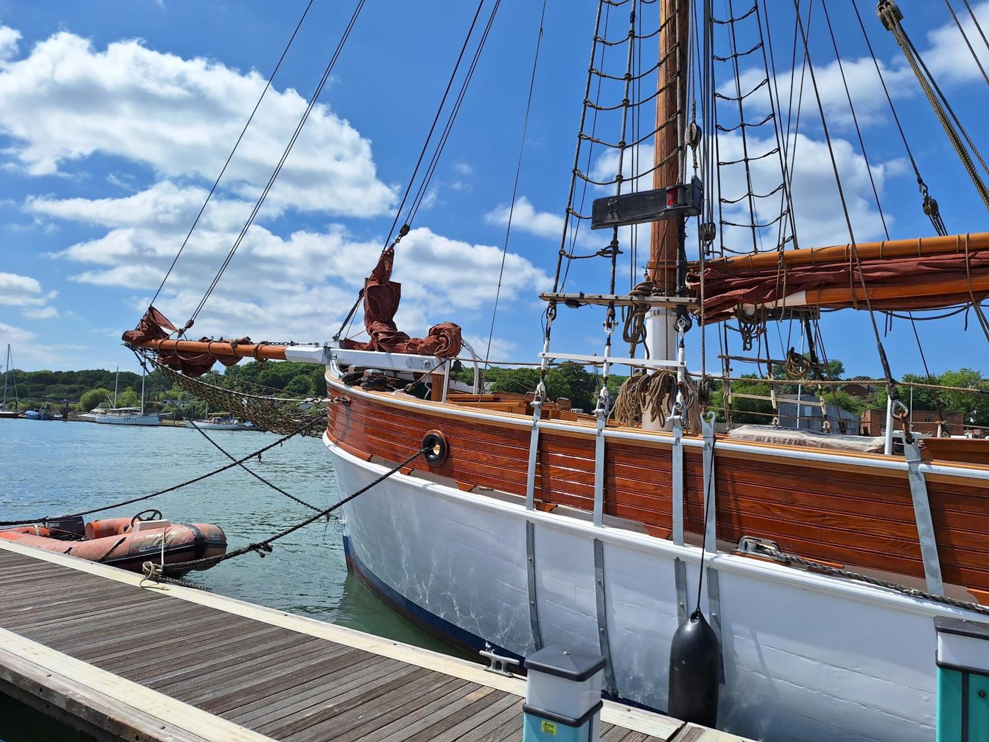 Historic Wooden Ship 'Ursula' Hotell East Cowes Exteriör bild