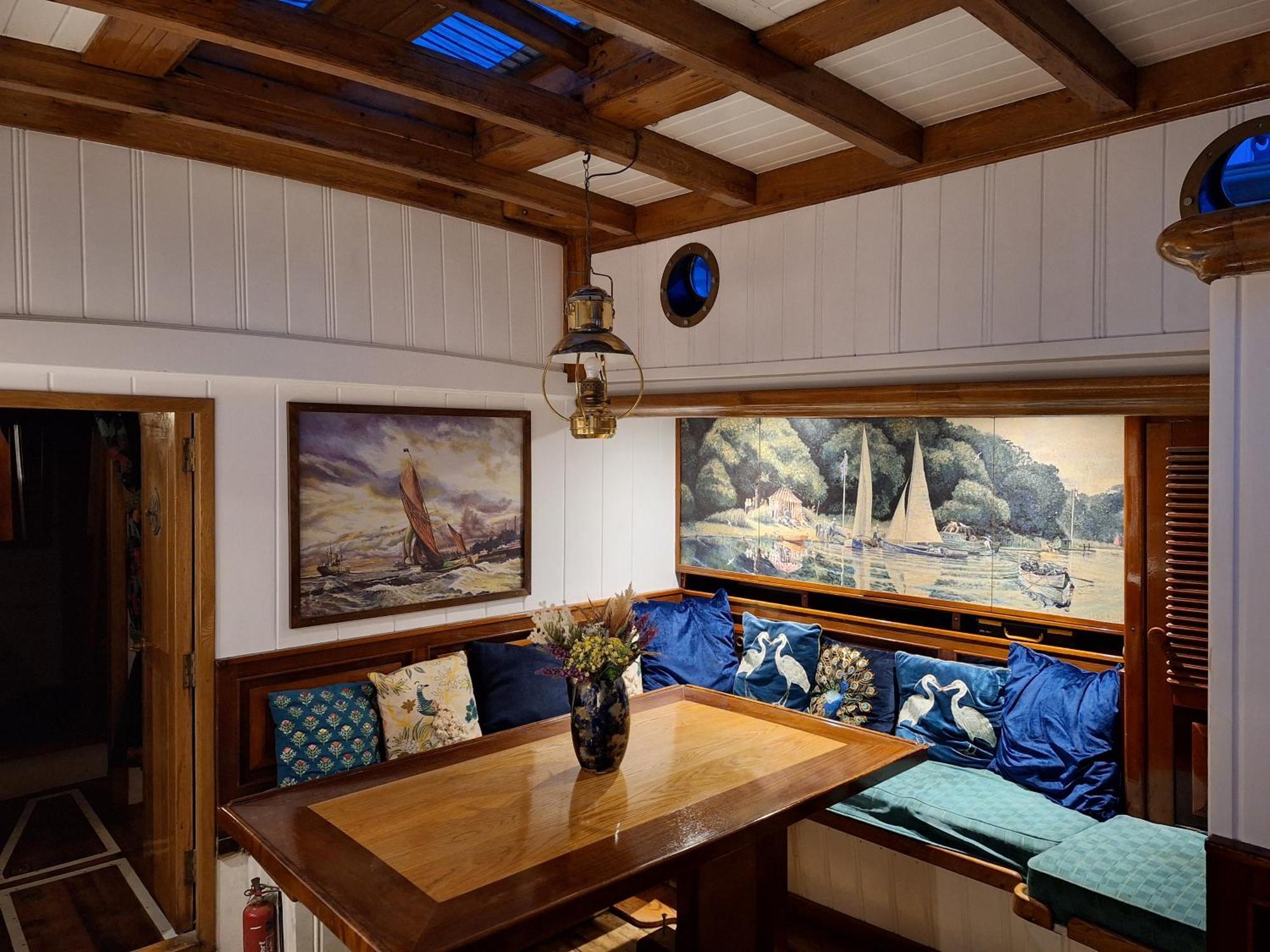 Historic Wooden Ship 'Ursula' Hotell East Cowes Exteriör bild
