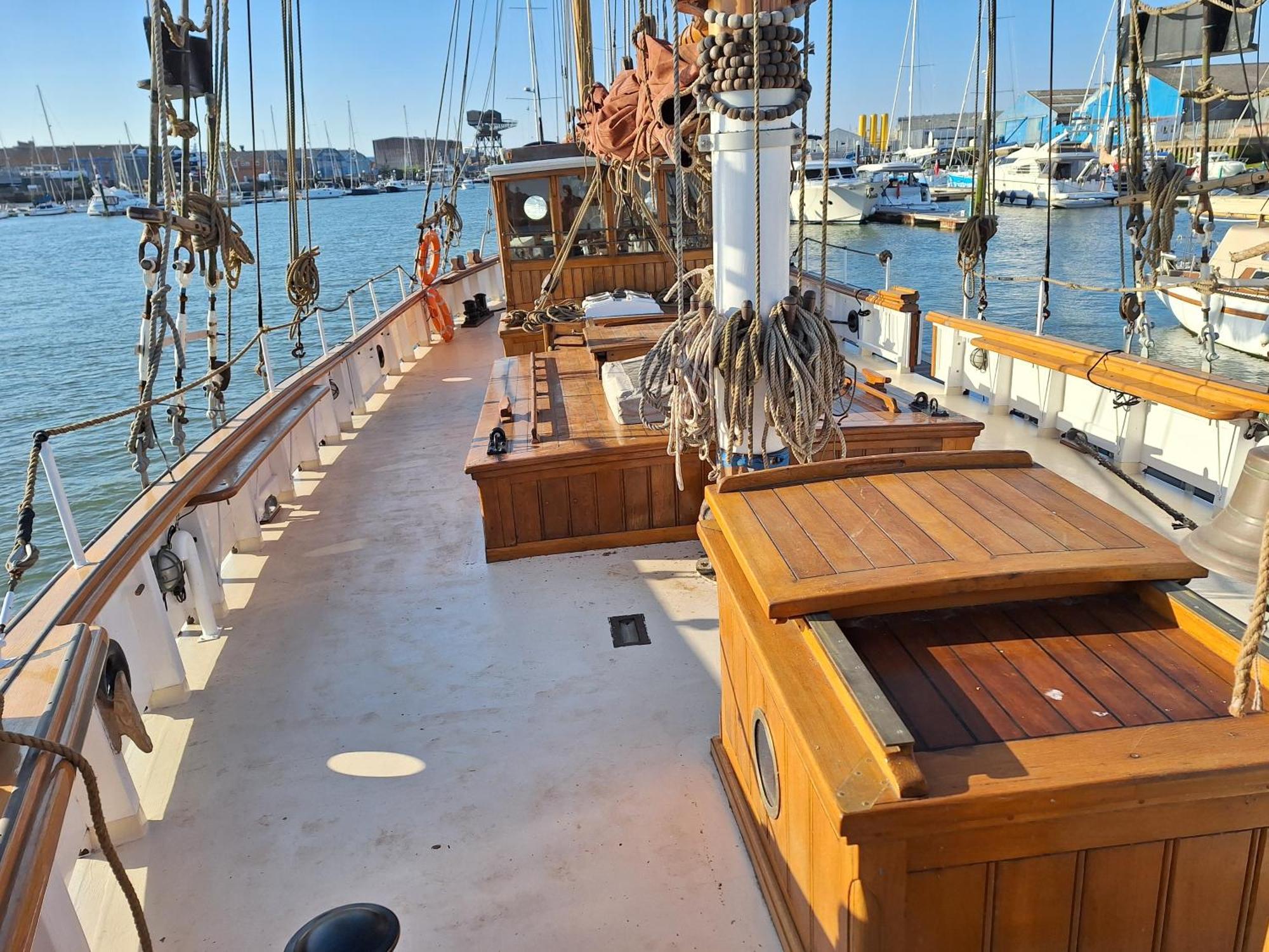 Historic Wooden Ship 'Ursula' Hotell East Cowes Exteriör bild